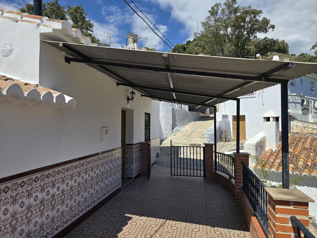 ملكية 23